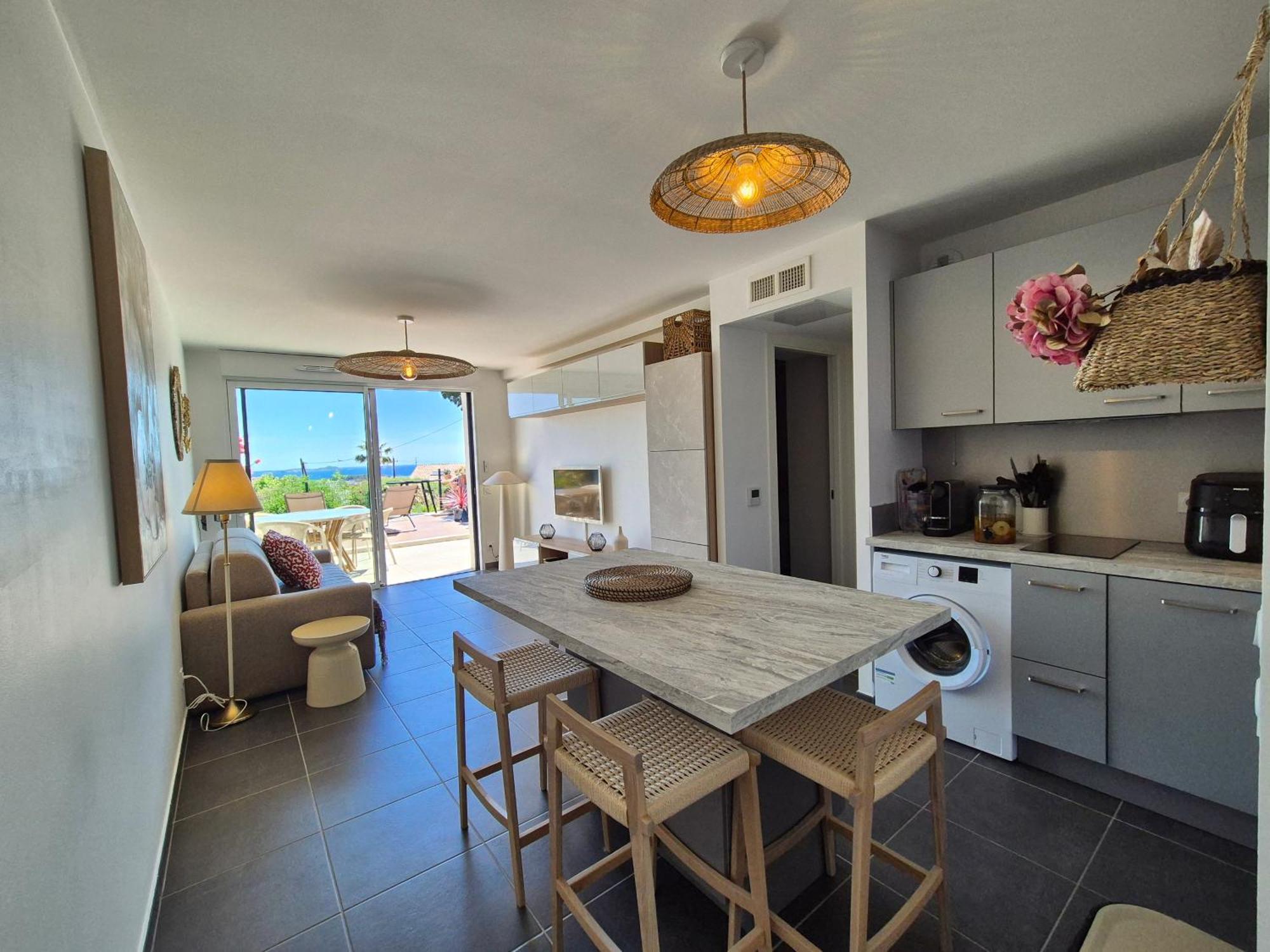 T2 Neuf Avec Sa Magnifique Vue Sur La Baie De Bandol